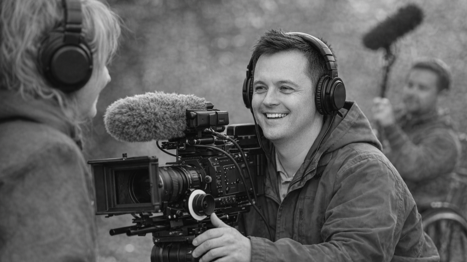 Bild som illustrerar filmprojektet med person som filmar.